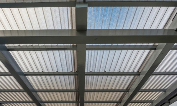 Tấm Polycarbonate Dạng Sóng – Vật Liệu Mái Che Bền Đẹp, Lấy Sáng Hiệu Quả